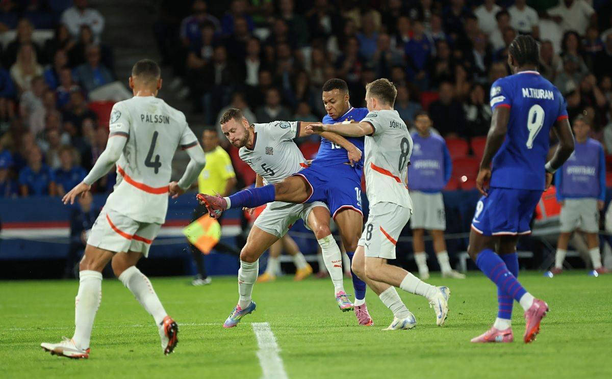 基米希谈阿方索复出：他这段时间很艰难，但总是带来积极能量（基米希：阿方索重返赛场，虽经历艰难却始终带来正能量）