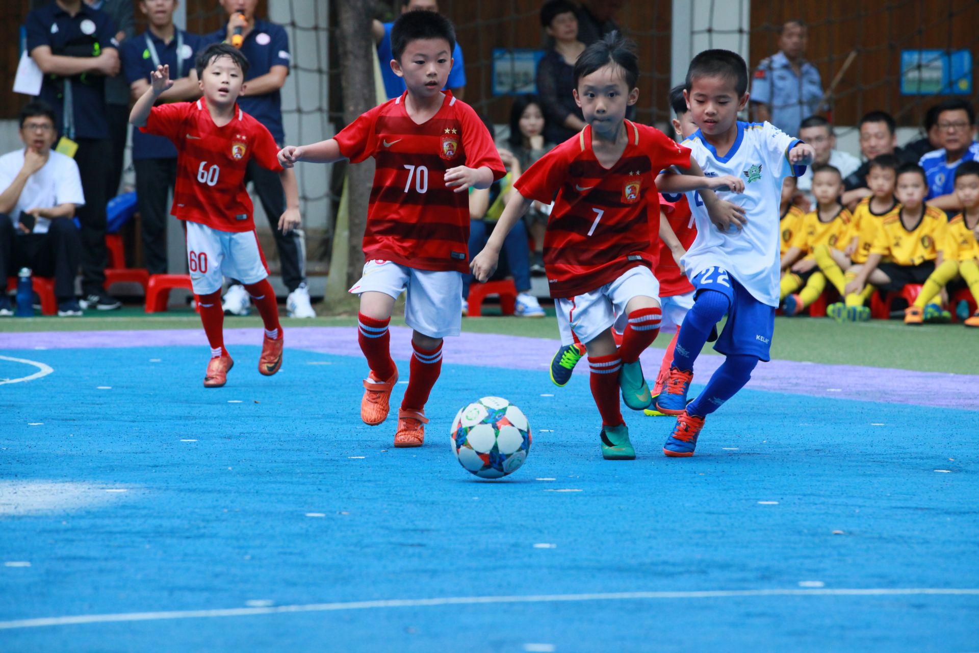 欧冠积分榜形势：拜仁阿森纳全胜，巴黎皇马遭首败，意甲陷危机（欧冠风云：拜仁、阿森纳全胜领跑，巴黎、皇马吞下首败，意甲告急）