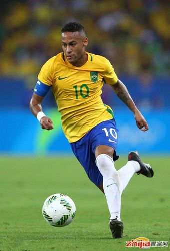 萨里：VAR工作区可以放到替补席对面，否则容易造成冲突（萨里建议将VAR区域设在替补席对侧，以免引发冲突）