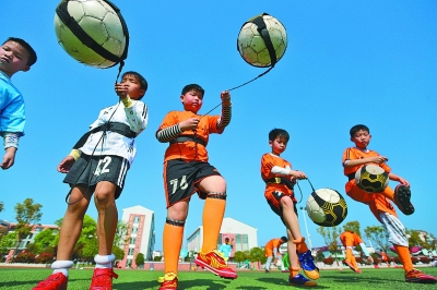 看台炸了，替补席却沉默（看台沸腾，替补席却无声）