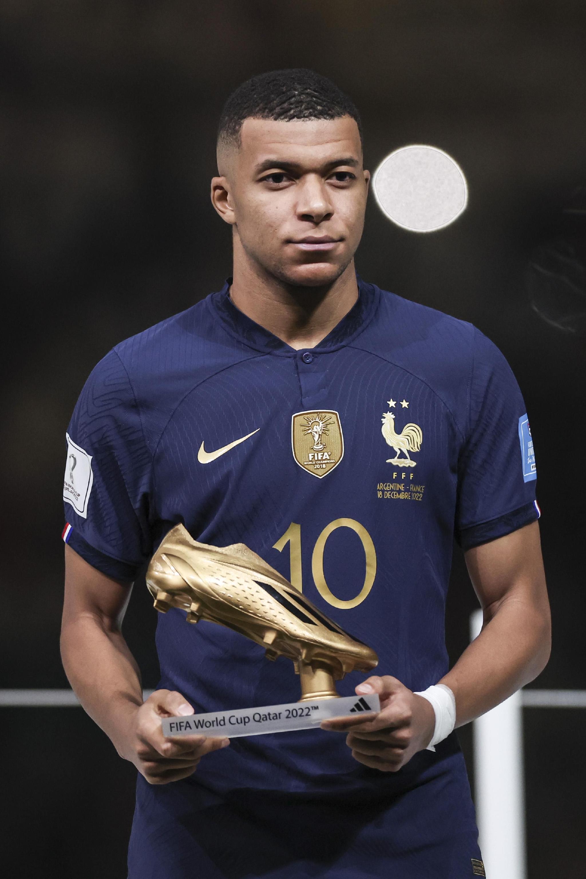 C罗没投！B席作为葡萄牙队长参与FIFA最佳投票，第一投给维蒂尼亚（C罗未投票！葡萄牙队长B席参与FIFA最佳评选，首选维蒂尼亚）